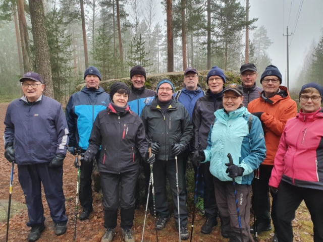 HyPS-Concarit & Leidit 11.11.2020 keskiviikkoretkellä Hyvinkään lentokentän ympäristössä. Kuvasuvattuna alttarikivellä