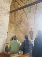 Concarit ihastelevat kauniita seinämaalauksia Hattulan kirkossa