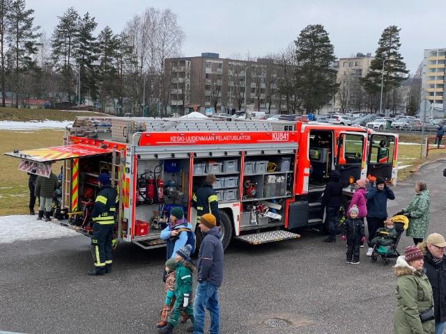 Paloauto myös paikalla