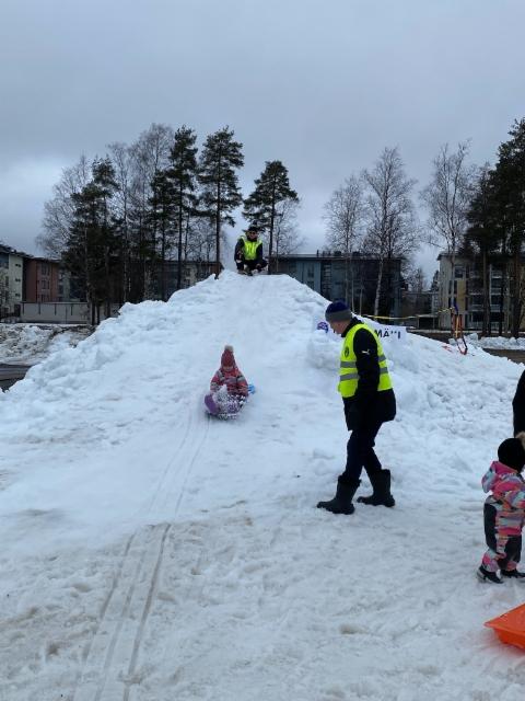 Ja liukumäessä laskijoita