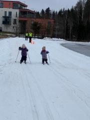 Tehdyillä hiihtoladuilla oli innokkaista hiihtäjiä
