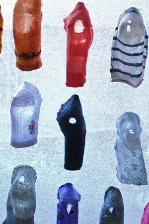 2. kantapaan kautta, installaatio 2009. materiaali kaytetyt lasten ja aikuisten sukat