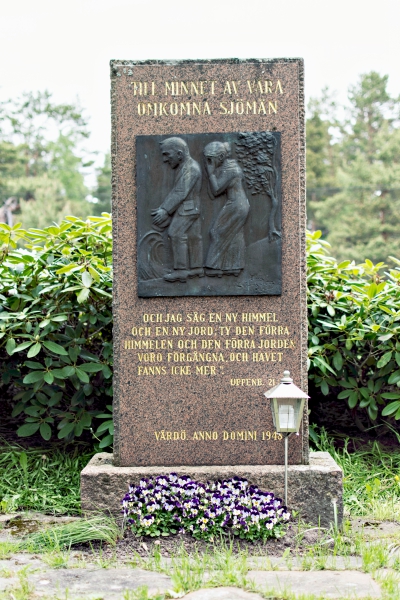 Hukkuneiden merimiesten muistomerkki, Värdön kirkko