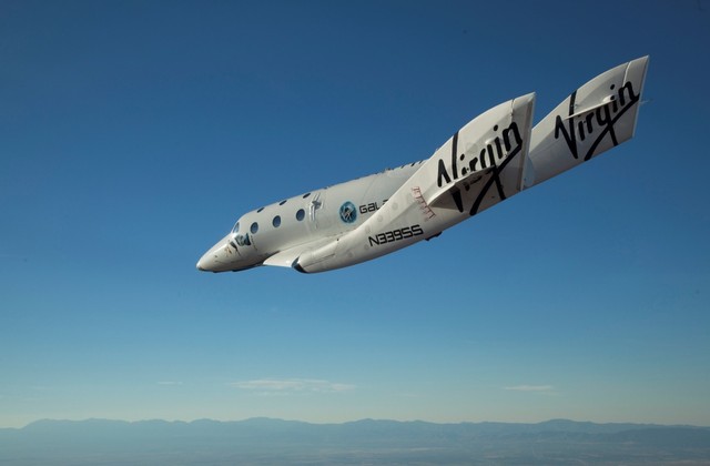 spaceshiptwo10102010_glide01