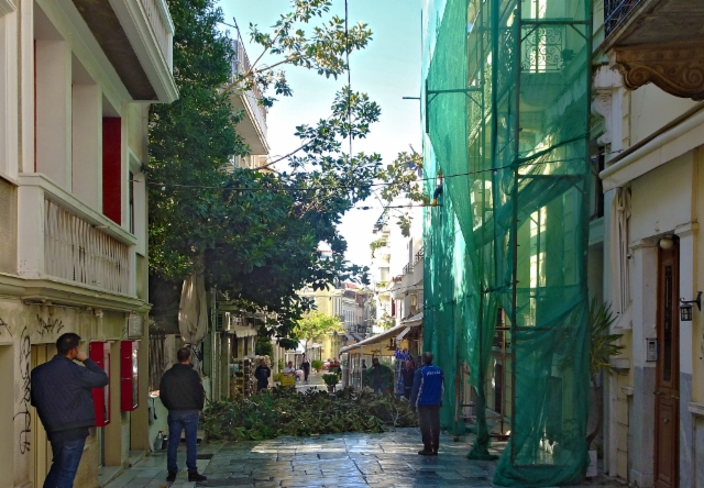 athens_plaka_odos_kydathineon._oversized_trees_are_going_to_be_cut_for_the_winter._photo_hannu_sinisalo.