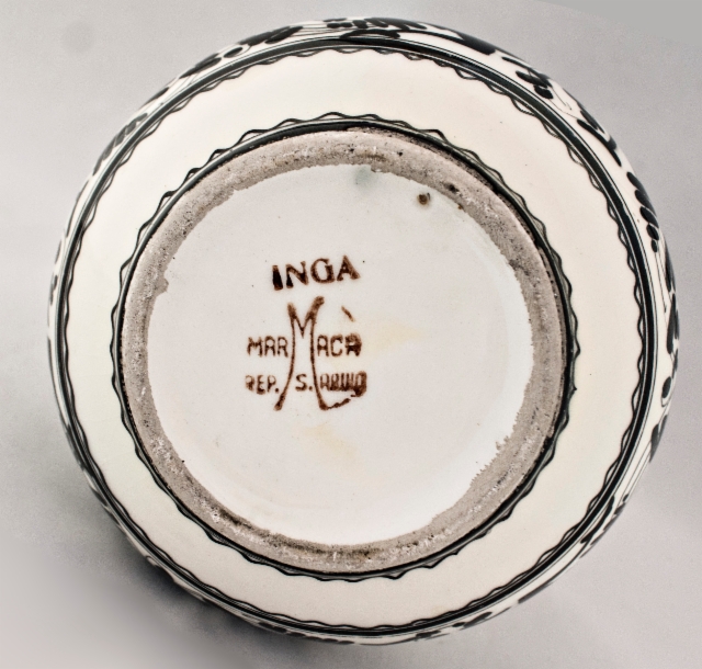 0015._un_vaso_con_il_cane__nero_il_timbro_di_marmaca_sul_fondo.