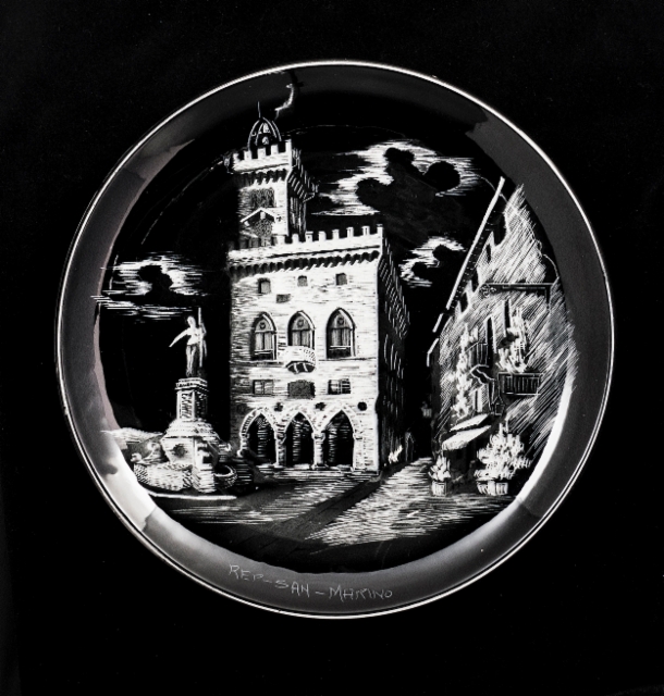 0027._il_graffito_nero_decorated_plate_motif_palazzo_pubblico_and_piazza_della_liberta_titano._foto__hannu_sinisalo_2014.