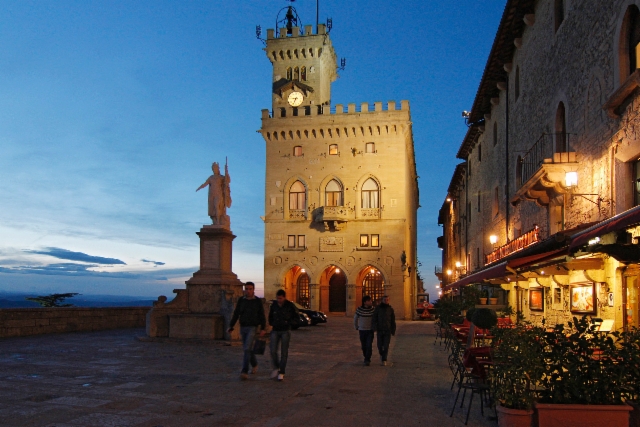0029._palazzo_pubblico_and_piazza_della_liberta._foto__hannu_sinisalo_22.10.2009.