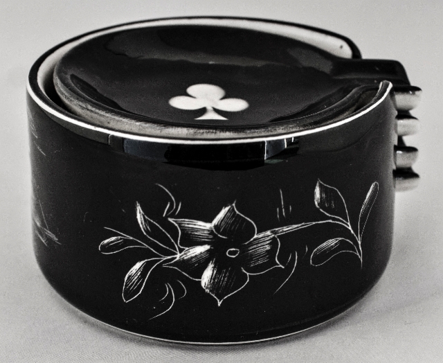 0039._a_five-part_ashtray._right_side_motif_flowers._titano._foto__hannu_sinisalo_2019.