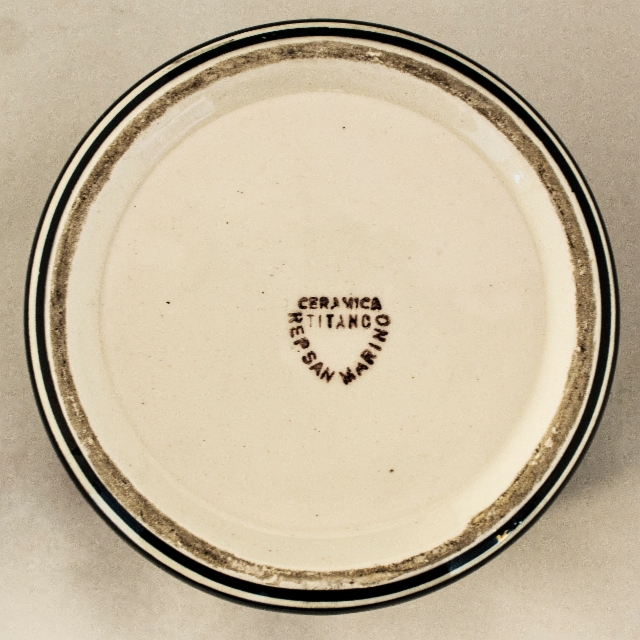 0044._a_five-part_ashtray._the_stamp_of_titano_on_the_bottom._foto__hannu_sinisalo_2019.