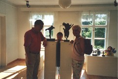 Hollantilaisvieraat katsomassa Hannu Sipilän veistoksia Pieksämäen näyttelyssä v. 2005