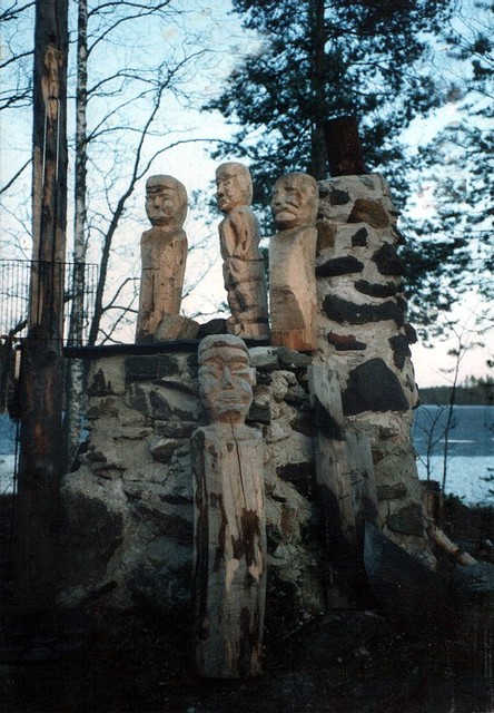 Puu- ja kiviveistoksia 1970-luvulta