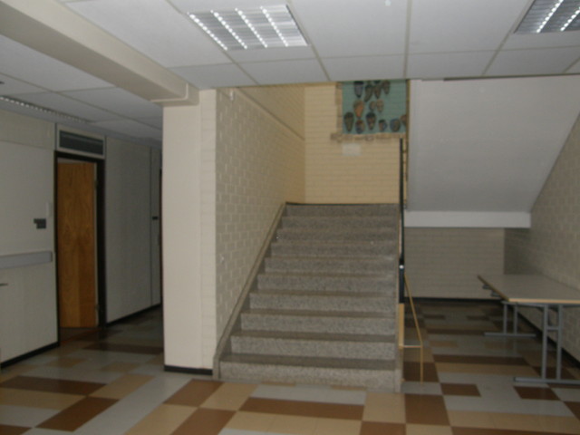 Heinolatalon ala-aulasta yläkertaan vievät portaat