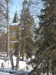 Lähinaapurina on mm. hieno ja historiallinen Pitäjänkirkko hautausmaineen