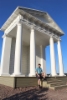 Hannu Neptunuksen temppelin rapuilla
