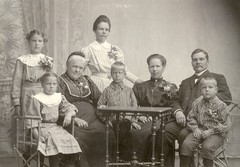 natalia helomaa, helma h (seisoo), matilda ja vaino h perheineen n. 1906-07