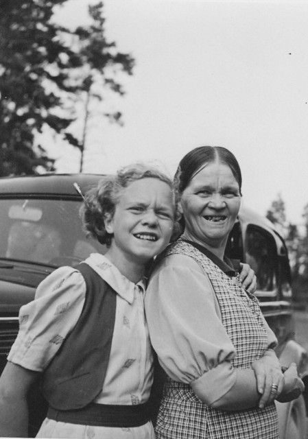 helma ja anneli piha kesa 1938
