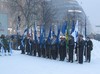 Pakkasesta ja purevasta lumimyrskystä piittaamatta veteraanien ja maanpuolustusjärjestöjen lippulinna järjestyi muistotilaisuuteen 30.11.2012 klo 09.00