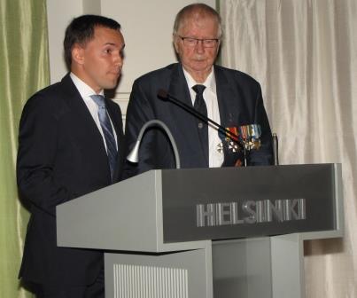 Sotaveteraani Antti Henttonen esitti veteraanien tervehdyksen ja kansanedustaja Wille Rydman toi nuoremman ikäpolven tervehdyksen