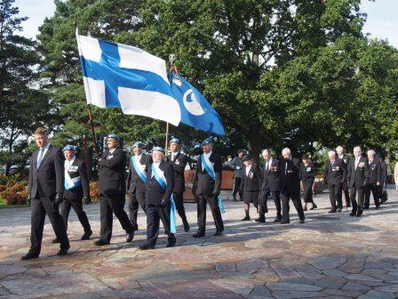 Helsingin Rauhanturvaajat asettivat juhlaan lippuvartiot