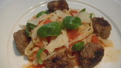 Parmesaanilihapullat ja pastaa tomaattikastikkeella 