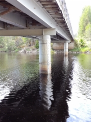Kesällä 2017 siltapilariin asennettu veden korkeusasteikko