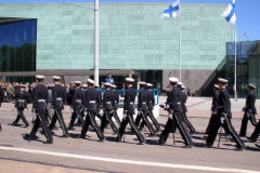 kadetit_ohittaa_vastaanottokorokkeen