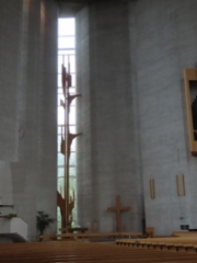 Kalevan kirkon  alttari, vasemmalla alttariveistos "Särkynyt ruoko"