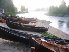 Veneet nukkuvat Taivalkoskella kesäyössä2007 