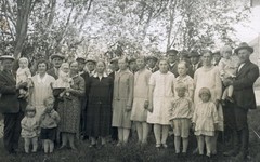 Ryhmäkuva Järvelän pihalla kesällä 1930