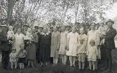 Ryhm&auml;kuva J&auml;rvel&auml;n pihalla kes&auml;ll&auml; 1930