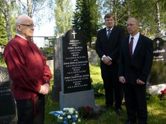 Johan Sj&ouml;bergin haudalla 2009