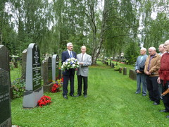 Sukutapaaminen 2012 Sj&ouml;bergin hautamuistomerkill&auml;