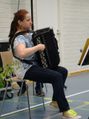 Signe Kyllönen soittaa 