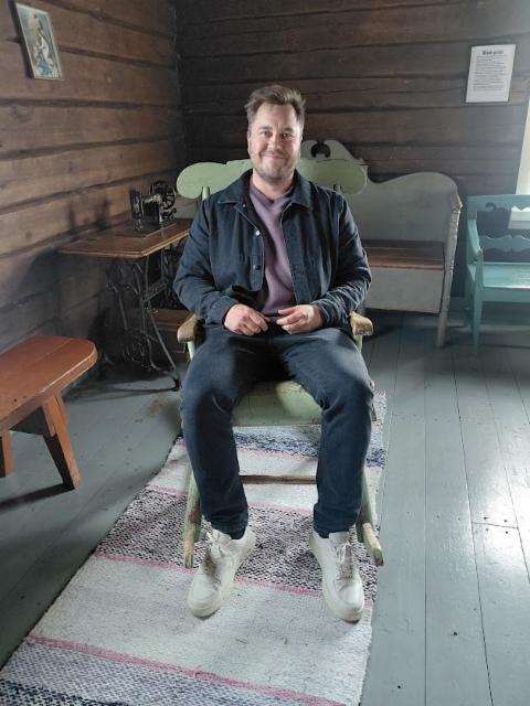 Toni Kamula suen selässä