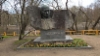 Oskar Lutsin muistomerkki Emajoen rannalla