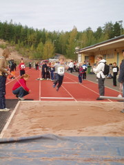 Atte hypp&auml;&auml; pituutta koulujen v&auml;lisess&auml; yleisurheilukilpailussa