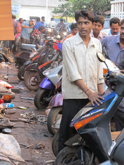 Moottoripyöräkorjausta kadulla.   Bike garage on street.  Panjim, Goa 16.1.
