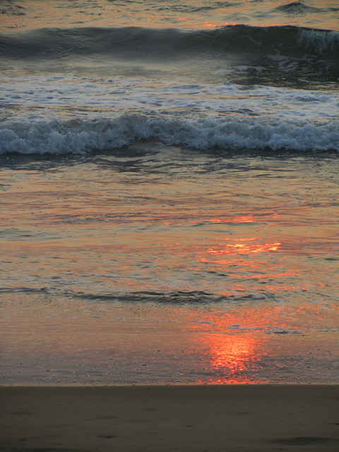 Aurinko laski rantahiekkaan.  Sunset on beach.  Town Beach, Gokarna 3.2.