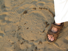 Jalka ja jalanjälki.  Foot and footprint.   Vypee, 8.2.