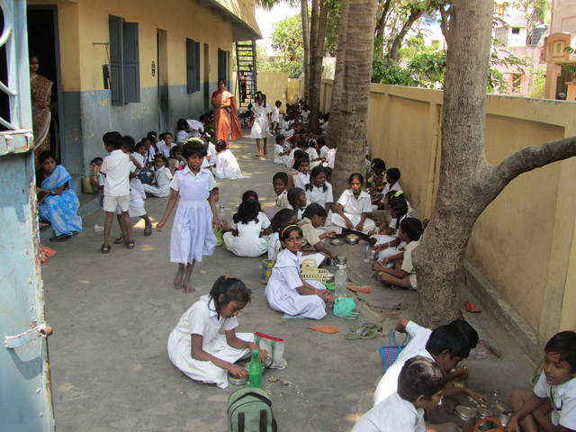 Kouluruokailu.  Lunch time in school.   Ramana Ashram Public School, Tiruvannaamalai 2.3.  Kuva S.P.