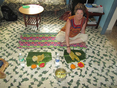 Lounaalla rehtorin kotona.  Having lunch in the headmaster's home.   Tiruvannaamalai, 2.3.  Kuva S.P.
