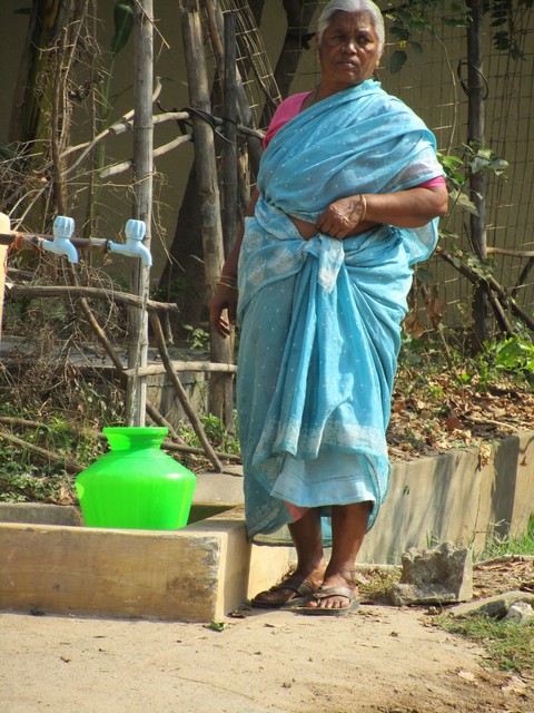 Kaivolla.  Fetching water.  Tiruvannaamalai 4.3.