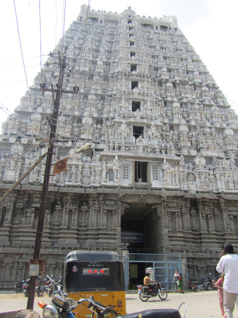 Taivaita kohti, päätemppeli .  Towards the heaven, the main temple.  Tiruvannaamalai 1.3.  Kuva S.P. 