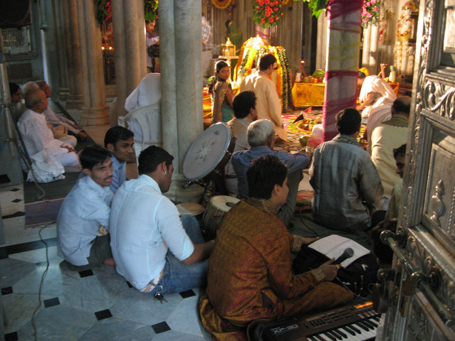 Jainatemppelissä,   Jaina Temple.   Mumbai 13.1.  Kuva S.P.
