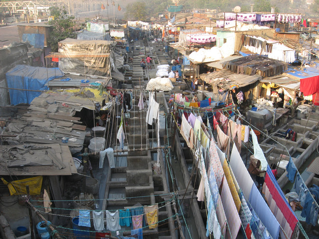 Pesula, jossa 5000 työntekijää.  Laundry with 5000 workers. Mumbai 13.1.  Kuva S.P.
