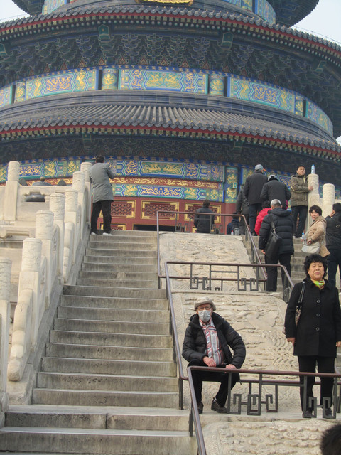 Taivaan Temppelin puistossa.  Temple of Heaven park.   Peking 16.3.