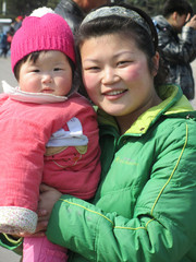 Onnellinen äiti Tiananmenin aukiolla.  Happy mother in Tiananmen square.   Peking 18.3.