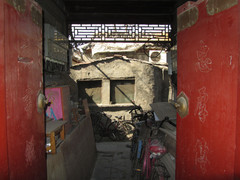 Korttelin sisään I.  Into a block.    Peking 14.3.