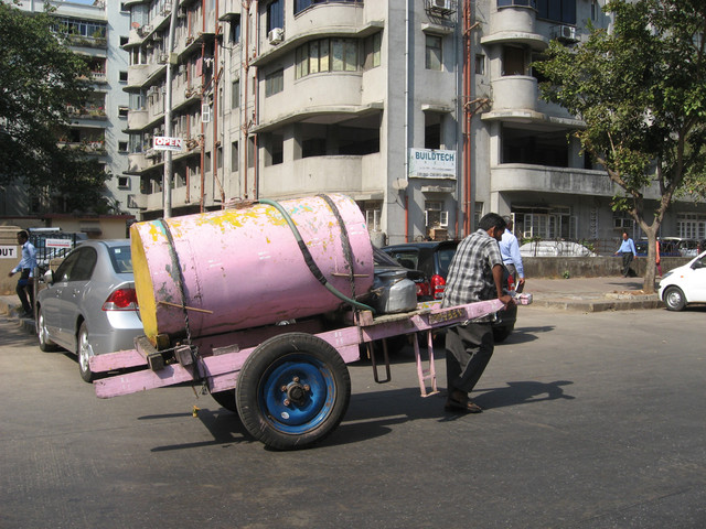 Vedenkuljettaja "Spanu wallah".  Water transporter  "Spanu wallah".  Mumbai 13.1.  Kuva S.P.